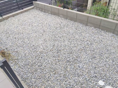 犬走り 防犯砂利敷き バラス砕石 防草シート加工
