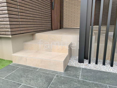 玄関アプローチ階段 床タイル貼り 施主支給