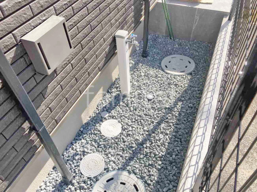 犬走り 防犯砂利敷き バラス砕石 防草シート加工