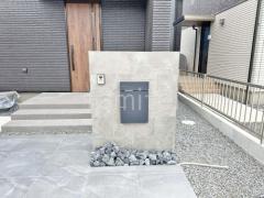 モダン門柱 壁タイル貼り タカショー セラレバンテ 宅配ボックス ユニソン ヴィコDB100 ロックガーデン 近江石敷き