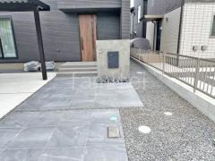 玄関アプローチ 床タイル貼り LIXIL アヴァンティ