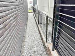 犬走り 防犯砂利敷き バラス砕石 防草シート加工