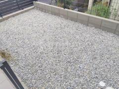 犬走り 防犯砂利敷き バラス砕石 防草シート加工