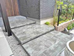 玄関アプローチ 浮遊階段(蹴込み階段) 床タイル張り タカショー セラレバンテ