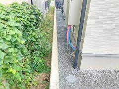 犬走り 防犯砂利敷き バラス砕石 防草シート加工