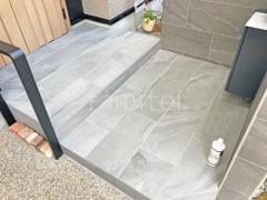 玄関アプローチ階段 床タイル貼り LIXIL アヴァンティ