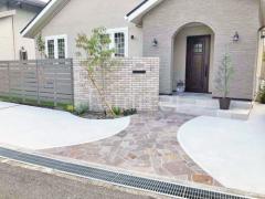 玄関アプローチ 床石貼り 乱形石 石英岩