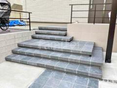 玄関アプローチ 浮遊階段(蹴込み階段) 床タイル貼り LIXIL パセオ