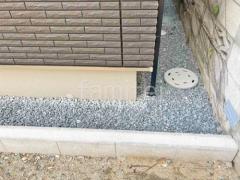 犬走り 防犯砂利敷き バラス砕石 防草シート加工