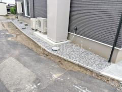 犬走り 防犯砂利敷き バラス砕石 防草シート加工