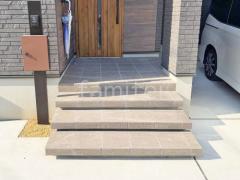 玄関アプローチ 浮遊階段(蹴込み階段) 床タイル張り LIXIL グレイスランド