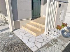 玄関アプローチ 床石貼り 乱形石 石英岩 階段 床タイル張り LIXIL パセオ
