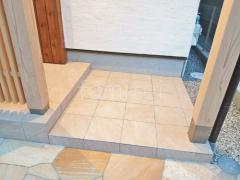 玄関アプローチ階段 床タイル貼り LIXIL ライトスレート