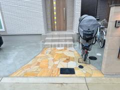 玄関アプローチ 床石貼り 乱形石 石英岩