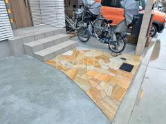玄関アプローチ 床石貼り 乱形石 石英岩