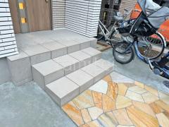 玄関アプローチ階段 床タイル貼り 施主支給