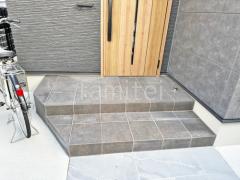 玄関アプローチ階段 床タイル貼り リビエラ アルケティポ