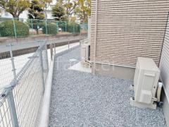 犬走り 防犯砂利敷き バラス砕石 防草シート加工