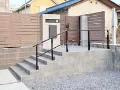 玄関アプローチ階段 床タイル貼り タカショー セラレバンテ 手すり LIXIL アーキレール