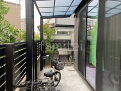 1階テラス屋根 (雨除け) LIXIL 独立式フーゴFテラス フラット屋根 独立式 スタンダード アルミ形材 フェンス YKKAP シンプレオYS2型 横スリット 目隠し タイルデッキ 壁1面 LIXIL ベスパ ストーン調