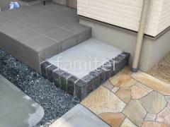 玄関アプローチ階段 蹴上げ縁ライン ピンコロ石