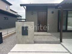 モダン門柱 壁タイル張り タカショー セラレバンテ 宅配ボックス ユニソン ヴィコDB100 後出し