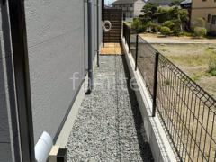 境界フェンス塀 YKKAP イーネット3F型 CBブロック積 犬走り 防犯砂利敷き バラス砕石 防草シート加工