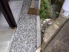 犬走り 防犯砂利敷き バラス砕石 防草シート加工