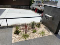 化粧砂利敷き ライトイエロー 植栽 下草
