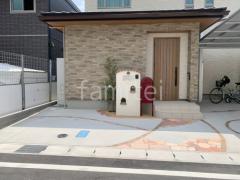玄関アプローチ 土間コンクリート 床石貼り 乱形石 フラミンゴ 縁取り レンガ