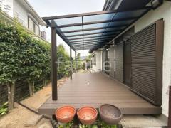 人工木デッキ LIXIL 人工木 樹ら楽 プレーンタイプ 1階テラス屋根 (雨除け) YKKAP ソラリアF フラット屋根 スタンダード 壁付